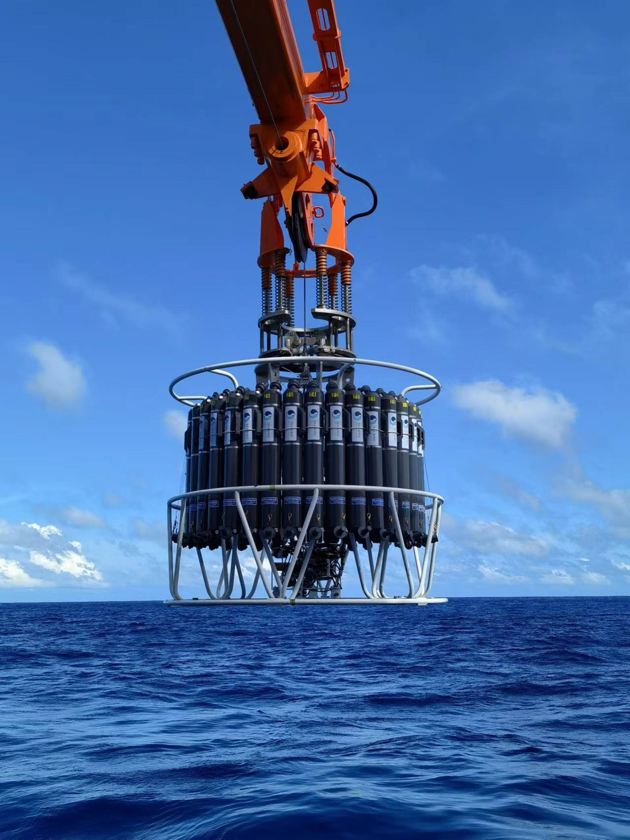 深水温盐深剖面测量及采水系统